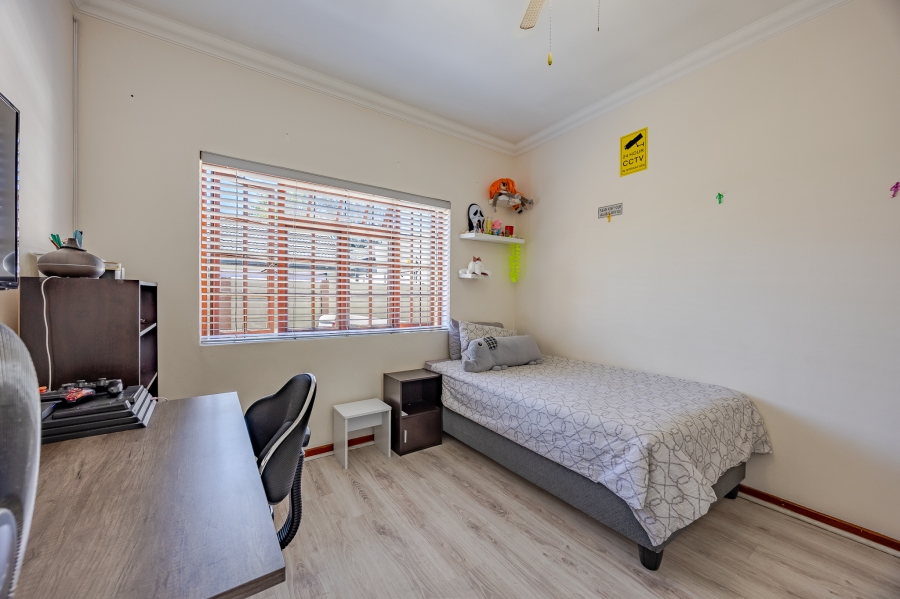 5 Bedroom Property for Sale in Bothasig Western Cape